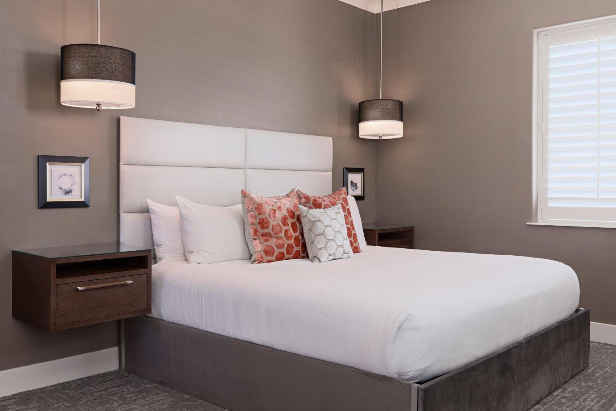 Hotel Ambassador City, Autograph Collection 4*