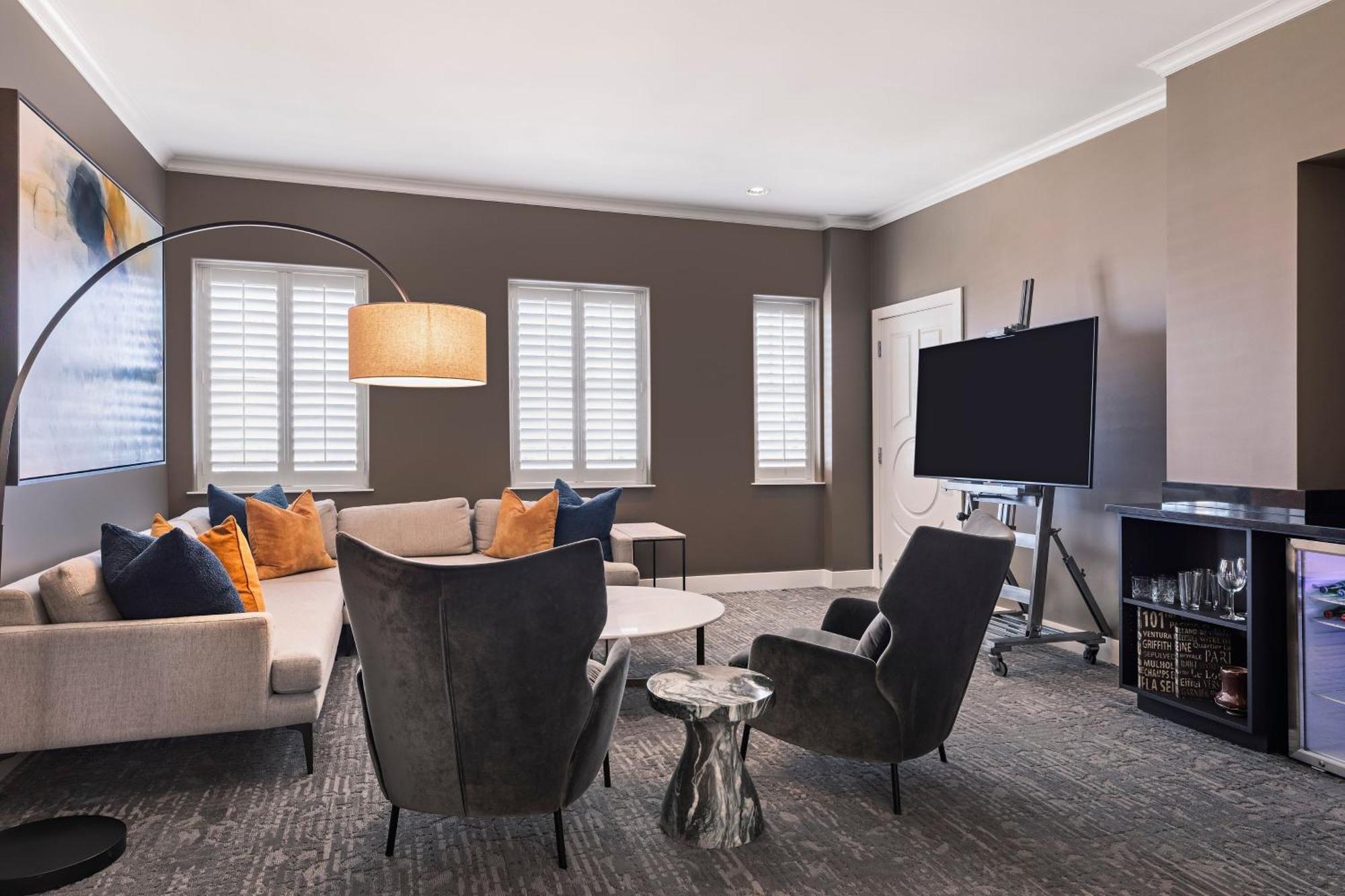 Hotel Ambassador City, Autograph Collection 4*