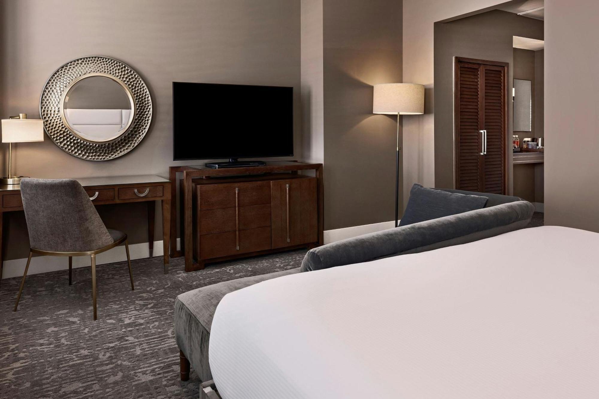 Hotel Ambassador City, Autograph Collection 4*
